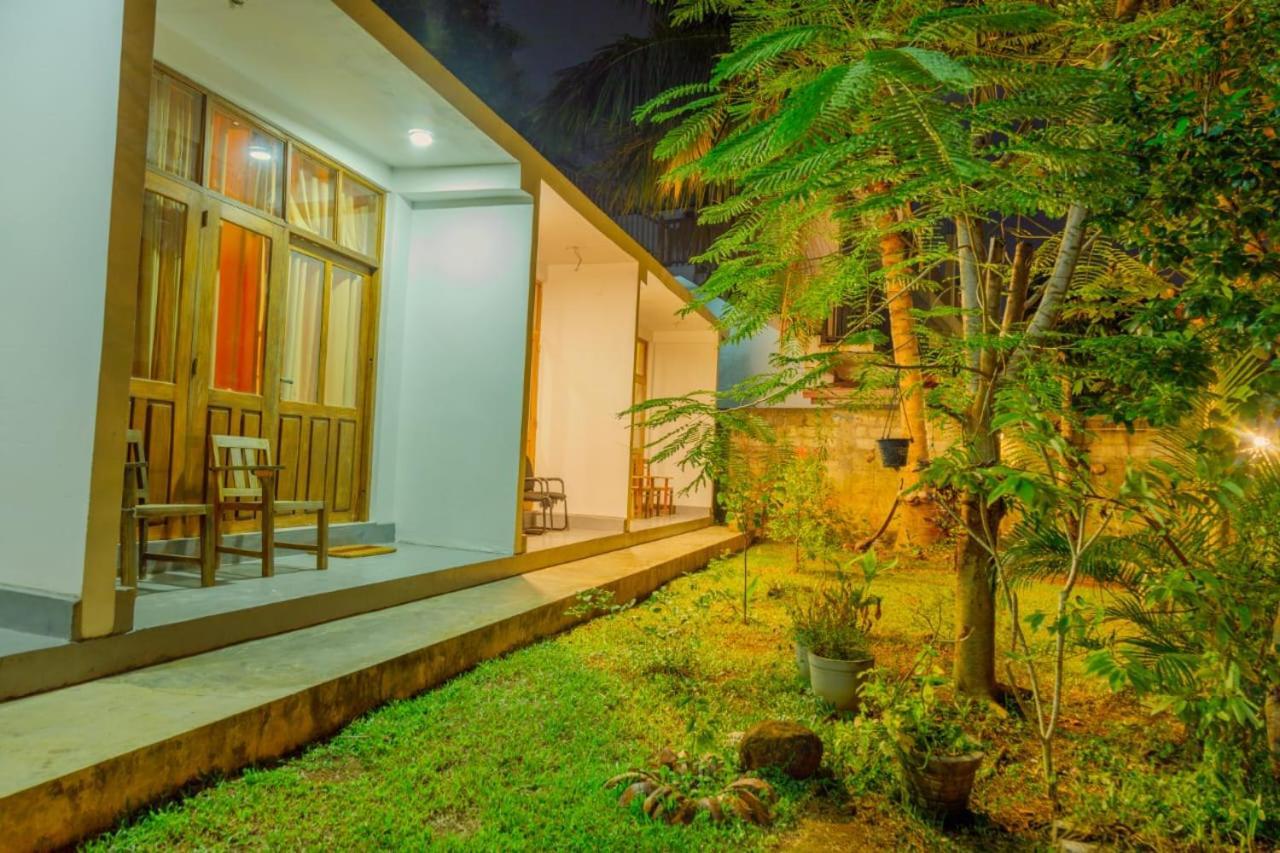 Talalla Ocean Beach Bungalow Hotel Matara Exterior photo